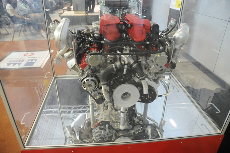 Ο κινητήρας σε ειδική προθήκη στην έκθεση. Τεχνικά χαρακτηριστικά Ferrari 488 , Κυβισμός: 3,902cc, Αριθμός κυλίνδρων 8, Ισχύς: 670ps, Διαμετράς  x Διαδρομή: 86.5 x 83mm, Σχέση συμπίεσης: 9.4:1