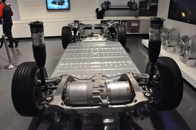 Τεχνικά χαρακτηριστικά Tesla Model S P100D, Κινητήρας: Ηλεκτρικό μοτέρ, Three-phase, four-pole AC induction, Ισχύς: 510ps πίσω, 263ps μπροστά Ροπή εξόδου: 967Nm, Αυτονομία: 613km (381miles)