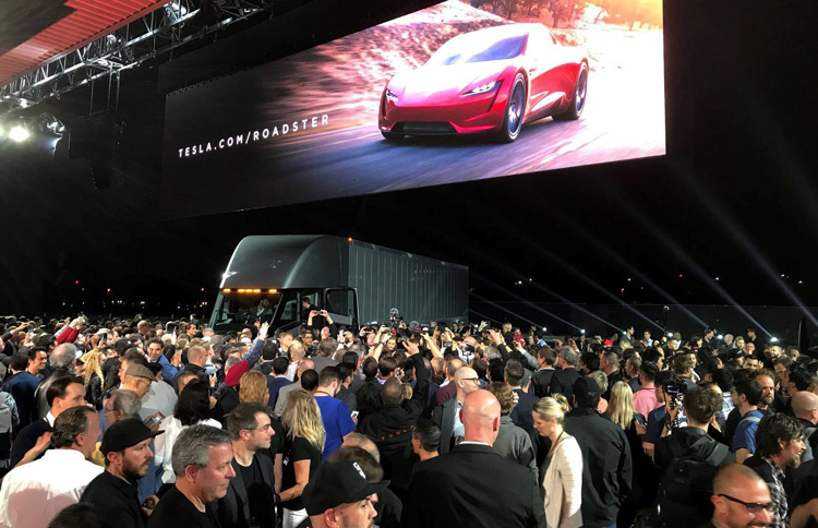 Ο Elon Musk αποκαλύπτει το ηλεκτρικό φορτηγό Tesla