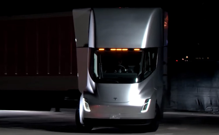 Ο Elon Musk αποκαλύπτει το ηλεκτρικό φορτηγό Tesla