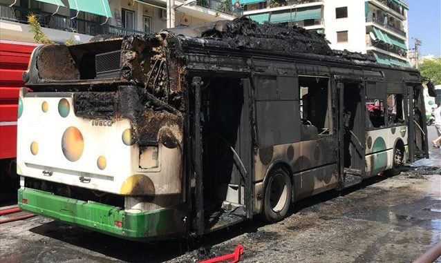 Άλλο ένα λεωφορείο καίγεται στην Αθήνα