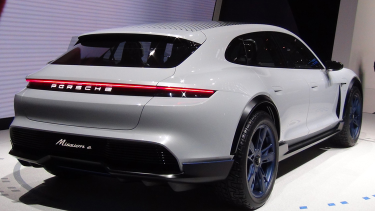 Γιατί η Porsche επενδύει στη Κροατική Εταιρεία Ηλεκτρικών Supercar