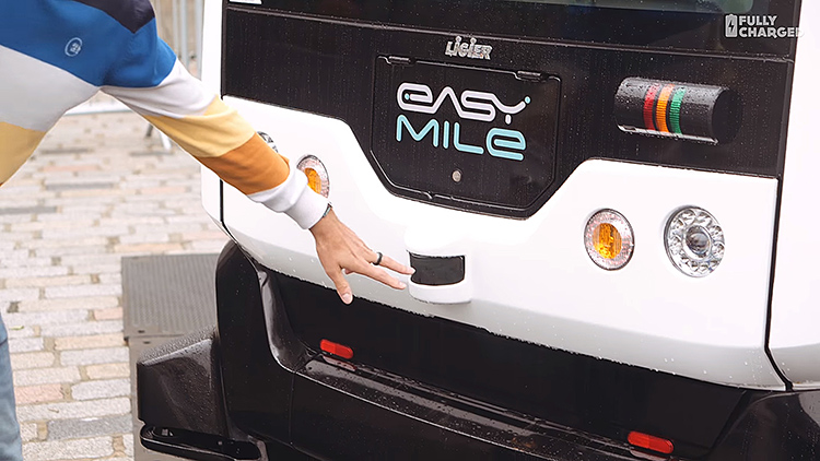 (1) & (2) Το Γαλλικής κατασκευής mini bus της Εasy mile ως αυτόνομο από την Bosch