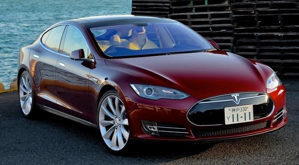 2012 Tesla Model S. Ορισμένα από αυτά τα παλαιότερα Tesla απαιτούν αντικατάσταση ή ανακαίνιση της μπαταρίας.